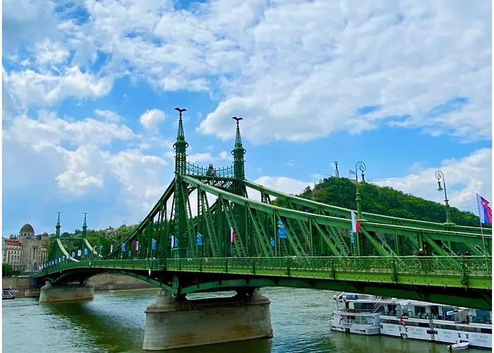 My Little Budapest, Center * Budapešť