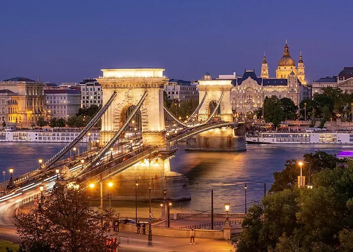 My Little Budapest, Center